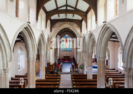 Innenraum der St. Marys Kirche mit Buntglas-Fenster, Boxford, Suffolk Stockfoto