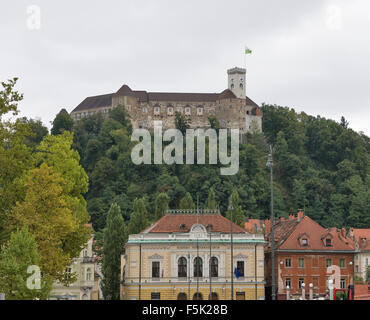 Slowenischen Philharmonie Akademie Kongress Quadrat mit mittelalterlichen Burg auf dem Hügel in Ljubljana, Slowenien. Stockfoto