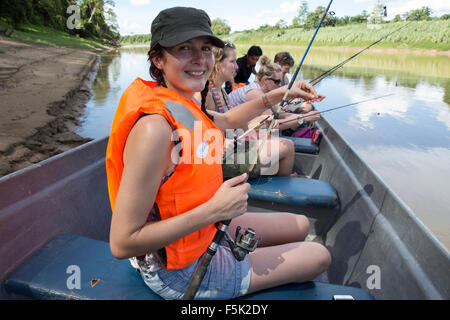 Touristen, die Angeln auf dem Kinabatangan Fluss auf Borneo Stockfoto