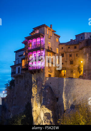 Blickte zu den hängenden Häusern in Cuenca, Castilla-la Mancha, Spanien Stockfoto