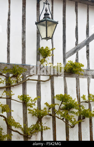 Traditionelles Fachwerk-Gebäude mit Lampe, Clare, Suffolk Stockfoto