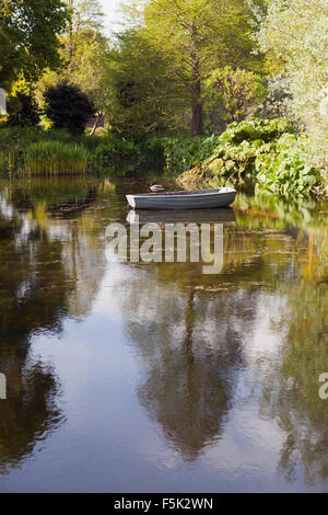 Teich bei Beth Chatto Gardens Stockfoto