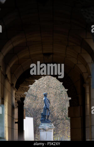 Statue von James Cook, gesehen durch Admiralty Arch, London Stockfoto