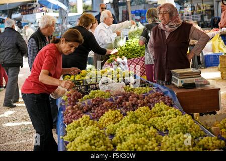 KAS Antalya Türkei frisches Obst und Gemüse zum Verkauf an den Freitagsmarkt Stockfoto