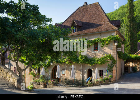 Immer bereit zum Frühstück im Café, Saint-Cirq-Lapopie, Lot-Tal, Midi-Pyrenäen, Frankreich Stockfoto