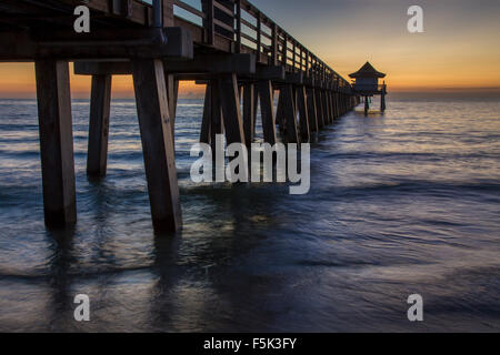 Unterhalb der Pier in der Dämmerung, Naples, Florida, USA Stockfoto