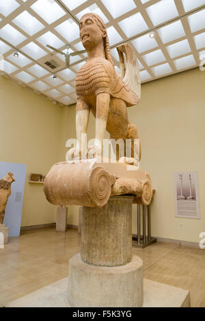 DELPHI, Griechenland - 30. Oktober 2015: Delphi Archäologisches Museum. Die Sphinx von Naxos (Naxos) auf einer ionischen Säule (560 v. Chr.), Stockfoto