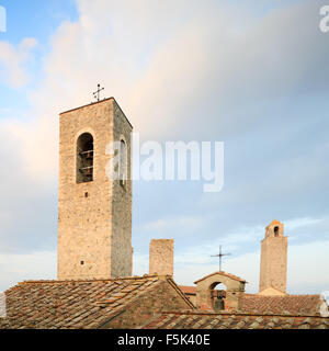 San Gimignano Wahrzeichen mittelalterliche Stadt, Toskana, Italien, Europa. Altes Dach, Glocke und Türme. Stockfoto