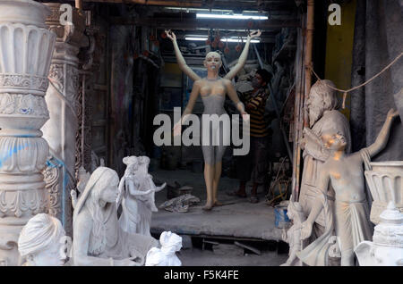 Kolkata, Indien. 5. November 2015. Handwerker beschäftigt, um Kali Idole und Raksha, Dämon im Kumartulli abschließen. Bengali anbetet Kali am Neumond-Tag der bengalischen Monat Kartik, wenn andere Hindu Diwali-fest beobachtet. Kali ist eines der schärfsten Göttin des Hinduismus, mit vier Armen, mit einem Schwert in der einen Hand und den Kopf des Dämons in einem anderen. Ihre Zunge ragt aus ihr Mund und stehe auf Lord Shiva. © Saikat Paul/Pacific Press/Alamy Live-Nachrichten Stockfoto