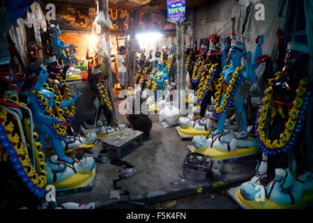 Kolkata, Indien. 5. November 2015. Handwerker beschäftigt, um Kali Idole und Raksha, Dämon im Kumartulli abschließen. Bengali anbetet Kali am Neumond-Tag der bengalischen Monat Kartik, wenn andere Hindu Diwali-fest beobachtet. Kali ist eines der schärfsten Göttin des Hinduismus, mit vier Armen, mit einem Schwert in der einen Hand und den Kopf des Dämons in einem anderen. Ihre Zunge ragt aus ihr Mund und stehe auf Lord Shiva. © Saikat Paul/Pacific Press/Alamy Live-Nachrichten Stockfoto