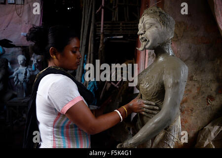 Kolkata, Indien. 5. November 2015. Handwerker beschäftigt, um Kali Idole und Raksha, Dämon im Kumartulli abschließen. Bengali anbetet Kali am Neumond-Tag der bengalischen Monat Kartik, wenn andere Hindu Diwali-fest beobachtet. Kali ist eines der schärfsten Göttin des Hinduismus, mit vier Armen, mit einem Schwert in der einen Hand und den Kopf des Dämons in einem anderen. Ihre Zunge ragt aus ihr Mund und stehe auf Lord Shiva. © Saikat Paul/Pacific Press/Alamy Live-Nachrichten Stockfoto