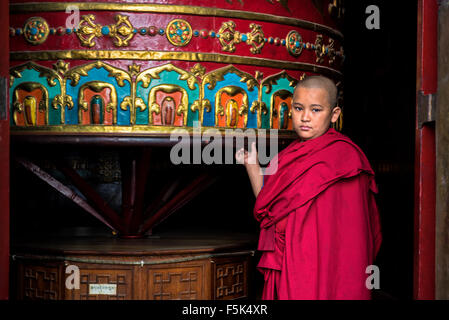 Novize drehen ein großes Gebet Rad in einem Tempel in Kathmandu Stockfoto