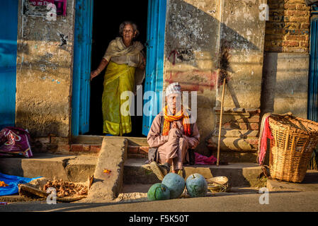 Altes Ehepaar vor Haus in Kathmandu, Nepal Stockfoto