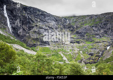 Serpentin Bergstraße Trollstigen, Troll Wanderweg in Norwegen Stockfoto