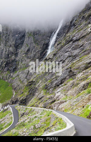 Serpentin Bergstraße Trollstigen, Troll Wanderweg in Norwegen Stockfoto