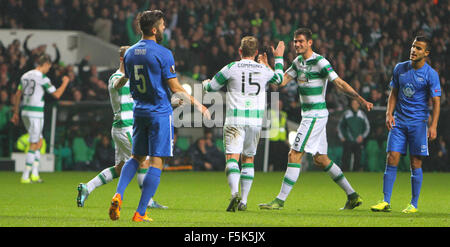 Glasgow, Schottland. 5. November 2015. Europa-League. Celtic gegen Molde. Kris Commons feiert sein Tor mit Nir Bitton © Action Plus Sport/Alamy Live News Stockfoto