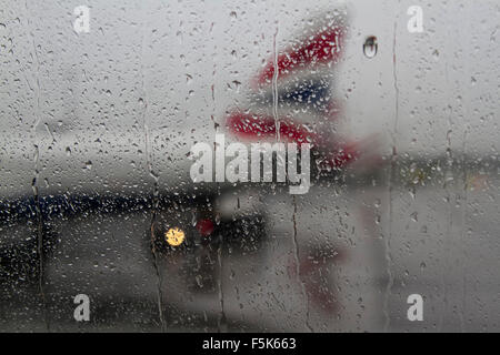 London UK. 5. November 2015. British Airways Flugzeuge Heckflossen an einem regnerischen Tag am Flughafen Heathrow London Credit: Amer Ghazzal/Alamy Live-Nachrichten Stockfoto