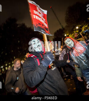 London, UK. 5. November 2015.  "Marsch der Millionen Maske" Anarchist Demonstrant Demonstration in Westminster Credit: Guy Corbishley/Alamy Live News Stockfoto