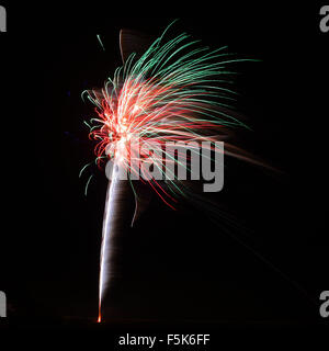 Porth Beach, Newquay, Cornwall, UK. 5. November 2015. Spektakuläre Feuerwerk auf der Nordseite des Porth Beach Credit: Nicholas Burningham/Alamy Live News Stockfoto