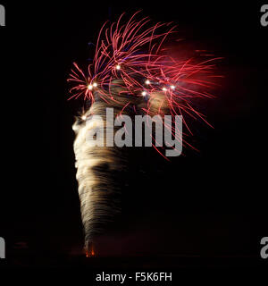 Porth Beach, Newquay, Cornwall, UK. 5. November 2015. Spektakuläre Feuerwerk auf der Nordseite des Porth Beach Credit: Nicholas Burningham/Alamy Live News Stockfoto