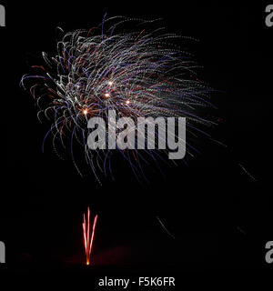 Porth Beach, Newquay, Cornwall, UK. 5. November 2015. Spektakuläre Feuerwerk auf der Nordseite des Porth Beach Credit: Nicholas Burningham/Alamy Live News Stockfoto