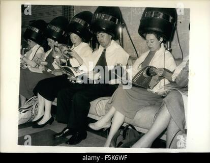 1962: Männer und Frauen haben ihre Haar-Styling zusammen; Männer und Frauen, die zu den Friseuren gehen wollen müssen nicht mehr getrennt werden während der Haar-Styling-Prozess unter einem neuen Arrangement von Cliffordss.the City Friseur in Fetter Lane, E.C.4 eingeführt. © Keystone Bilder USA/ZUMAPRESS.com/Alamy Live-Nachrichten Stockfoto