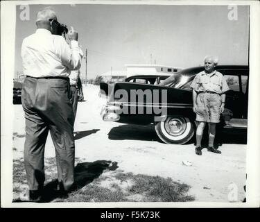 1962 - USA Labour-Chef fordert Präsidenten Israels: Herr George Meany, Präsident der AFL-CIO amerikanischen Labour Chief, der in Israel als Ehrengast und der Gewerkschaftsbewegung Israel den Premierminister David Ben Gurion an seinen Urlaubsort Kibbutz SDE Boker, Israel besuchte. Foto zeigt Herr George Meany nehmen Foto von David Ben Gurion-auf Kibbutz SDE Boker, Israel. © Keystone Bilder USA/ZUMAPRESS.com/Alamy Live-Nachrichten Stockfoto