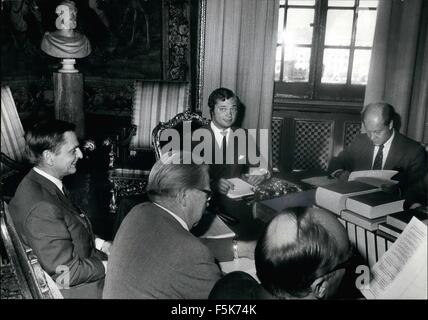 1971: Carl Gustaf, Kronprinz von Schweden, wirkte zum ersten Mal als König für das Land. Es geschah am 17. September 1971 als sein Großvater, König Gustaf, auf seine jährliche archäologische Reise nach Italien war. Auf dem Schrank Rat machte Prinz Carl Gustaf eine Menge Entscheidungen für das Land. Bei Prinz Gustafs rechten Hand befindet sich Premierminister Olof Palme und neben ihm finanzieren Minister Gunnar Strang. Der Prinz sieht links Außenminister Christer Wikman. © Keystone Bilder USA/ZUMAPRESS.com/Alamy Live-Nachrichten Stockfoto