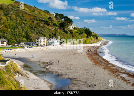 Mit Blick auf Seaton ein Dorf und Strand an der Küste von Cornwall, England, Vereinigtes Königreich, Europa Stockfoto