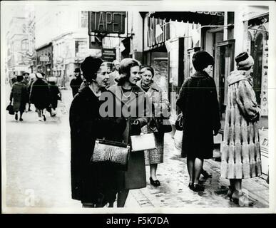 1962 - der demokratischen königlichen Familie von Dänemark. Prinzessin und ihre Mutter gehen Schaufensterbummel: alle Dänemark ist auf der Suche nach vorne am Tag - nicht sehr weit entfernten - als sechzehnjährige Prinzessin Anne-Marie jüngste der drei Töchter von König Frederik und Königin Ingrid heiratet ihren Prinzen Kronprinz Constantine von Griechenland. Sie waren vor einigen Wochen beschäftigt. Im Moment setzt die Prinzessin ihr Studium - inwieweit wurde hinzugefügt - natürlich griechische Literatur und Kunst. Oft der Prinzessin - Mutter - Vater und Schwestern können man zu Fuß durch die Straßen und die Geschäfte des Cpoinhagen - Mischung Stockfoto