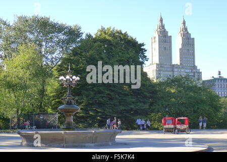Cherry Hill Brunnen am Central Park und die San Remo Stockfoto