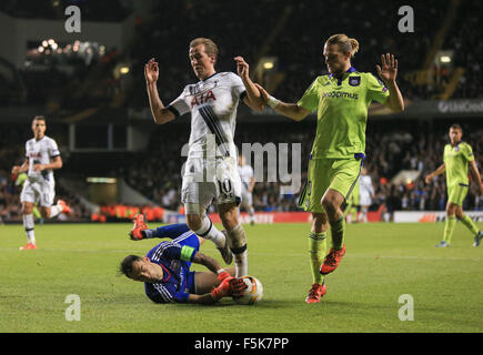 White Hart Lane, Tottenham, London, UK, UEFA Europa League Fußball. 5. November 2015. Tottenham Hotspur gegen Anderlecht. Anderlecht Silvio Proto taucht am Fuße des Tottenham Hotspurs Harry Kane. © Aktion Plus Sport/Alamy Live-Nachrichten Stockfoto