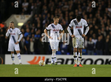 White Hart Lane, Tottenham, London, UK, UEFA Europa League Fußball. 5. November 2015. Tottenham Hotspur gegen Anderlecht. Die Tottenham-Spieler hängen ihre Köpfe nach dem Gegentor. © Aktion Plus Sport/Alamy Live-Nachrichten Stockfoto