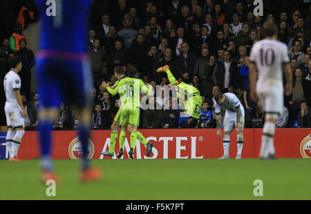 White Hart Lane, Tottenham, London, UK, UEFA Europa League Fußball. 5. November 2015. Tottenham Hotspur gegen Anderlecht. Anderlecht Imoh Hesekiel feiert sein Tor mit einem Back Flip. © Aktion Plus Sport/Alamy Live-Nachrichten Stockfoto