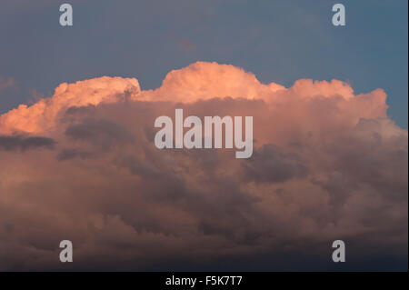 Dunklen grüblerischen Wolkengebilde, Farben Orange Sonnenlicht auf große Cumulus-Wolken-Formation, Wolkengebilde Sonnenuntergang Wetter in horizontaler... Stockfoto