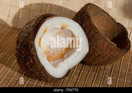 Halbierte Kokosnuss geformten Samen innen geöffnet Reifen verschimmelt und verfault Nuss Kopra schlecht Nahrungsmittelverschwendung, halbe Kokosnuss-Schalen-Müll in Stockfoto
