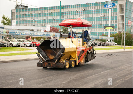 Asphalt Fertiger Straße Sanierung ebnet Fahrzeug, blacktopping Maschine Straßenbauarbeiten Dynapac F8 4W Rädern Fertiger... Stockfoto