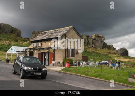 Graue Wolken im Himmel über Café & Parkplatz an der Kuh und Kalb Felsen, Ilkley, West Yorkshire, England, UK - beliebte Landschaft Besucherattraktion. Stockfoto