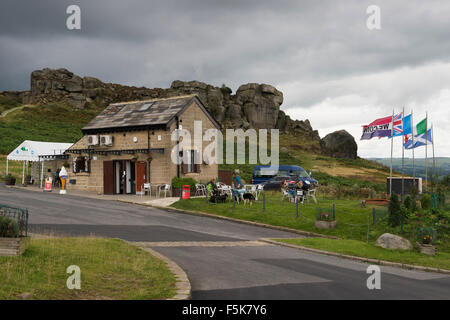 Graue Wolken im Himmel über Café & Parkplatz an der Kuh und Kalb Felsen, Ilkley, West Yorkshire, England, UK - beliebte Landschaft Besucherattraktion. Stockfoto