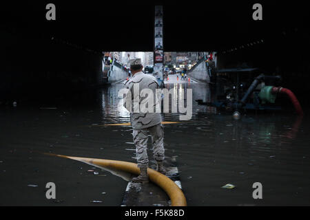 Alexandria, Ägypten. 5. November 2015. Eine ägyptische Militär Soldat arbeitet an Pumpen von Wasser unter einem Tunnel in Alexandria, costal Stadt von Ägypten, wo Probleme durch Starkregen, am 5. November 2015 entstehen. Bildnachweis: Asmaa Abdelatif/Xinhua/Alamy Live-Nachrichten Stockfoto