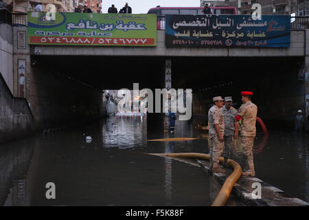 Alexandria, Ägypten. 5. November 2015. Ägyptische Offiziere arbeiten an Pumpen von Wasser unter einem Tunnel in Alexandria, costal Stadt von Ägypten, wo Probleme durch Starkregen, am 5. November 2015 entstehen. Bildnachweis: Asmaa Abdelatif/Xinhua/Alamy Live-Nachrichten Stockfoto