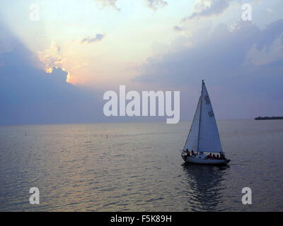 Caye Caulker, Belize. 18. April 2012. Ein Segelboot geht durch die Spaltung auf Caye Caulker. Julie Rogers/ZUMAPRESS.com/Alamy © Live-Nachrichten Stockfoto
