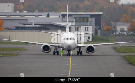 Eine Boeing 737 startet am 29. Oktober vom Flughafen Paderborn-Lippstadt in Paderborn, Deutschland. Foto: Friso Gentsch/dpa Stockfoto