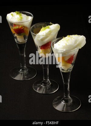 Süßes Dessert Präsentation. Obstsalat mit Eis. Stockfoto
