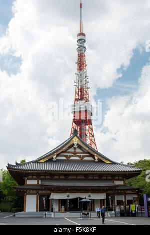 Zojo Ji Schrein und der Tokyo Tower Stockfoto