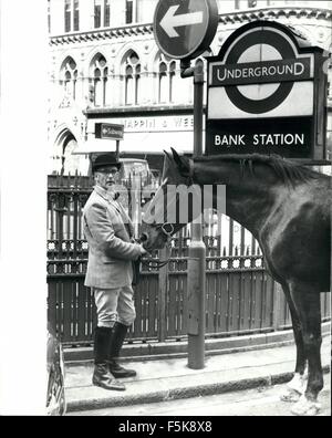 1968 - das Pferd jetzt Bank Station angekommen: die meisten Stadt Pendler denke, sie haben genug Probleme mit dem lokalen Zug Service in London ohne nach Hause verlassen um 6 morgens bis 18 Meilen in etwa drei Stunden zu decken. Aber die meisten Reisen Sie nicht im gleichen Stil als Geschäftsmann Bill Young aus Warlingham, Surrey. Zu seiner Bucht Jäger in Top-Zustand für die Jagdsaison hat Herr Young sein Auto mit seinen großen Durst für Benzin gegeben in dem er normalerweise in seinem Londoner Büro für eine gemütliche Fahrt fährt zu arbeiten. Obwohl ein Pferd laufen in diesen Tagen nicht ganz die billige alternati Stockfoto
