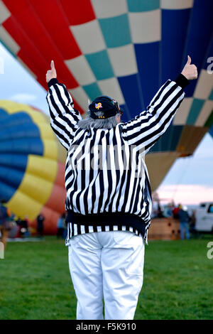 Weibliche "Zebra" (Start-Direktor) geben zwei Daumen nach oben, Albuquerque International Balloon Fiesta, Albuquerque, New Mexico, Vereinigte Staaten Stockfoto