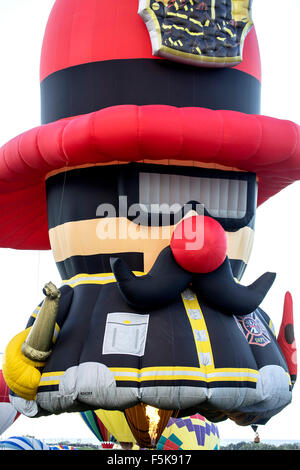 "Feuerwehrmann" spezielle Form Heißluftballon, Albuquerque International Balloon Fiesta, Albuquerque, New Mexico, USA Stockfoto