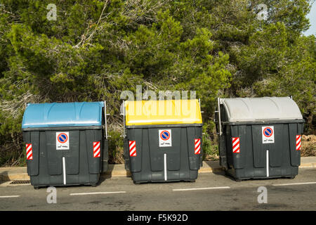 Container in verschiedenen Farben, recyclebar zu sammeln Stockfoto