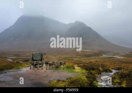 Soldaten bereiten sich auf eine Wanderung am Fuße des Stobe Derg, die am östlichen Ende der Pass von Glencoe, schottischen Highlands ist. Stockfoto